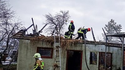 На Львівщині рятувальники врятували будівлі від вогню