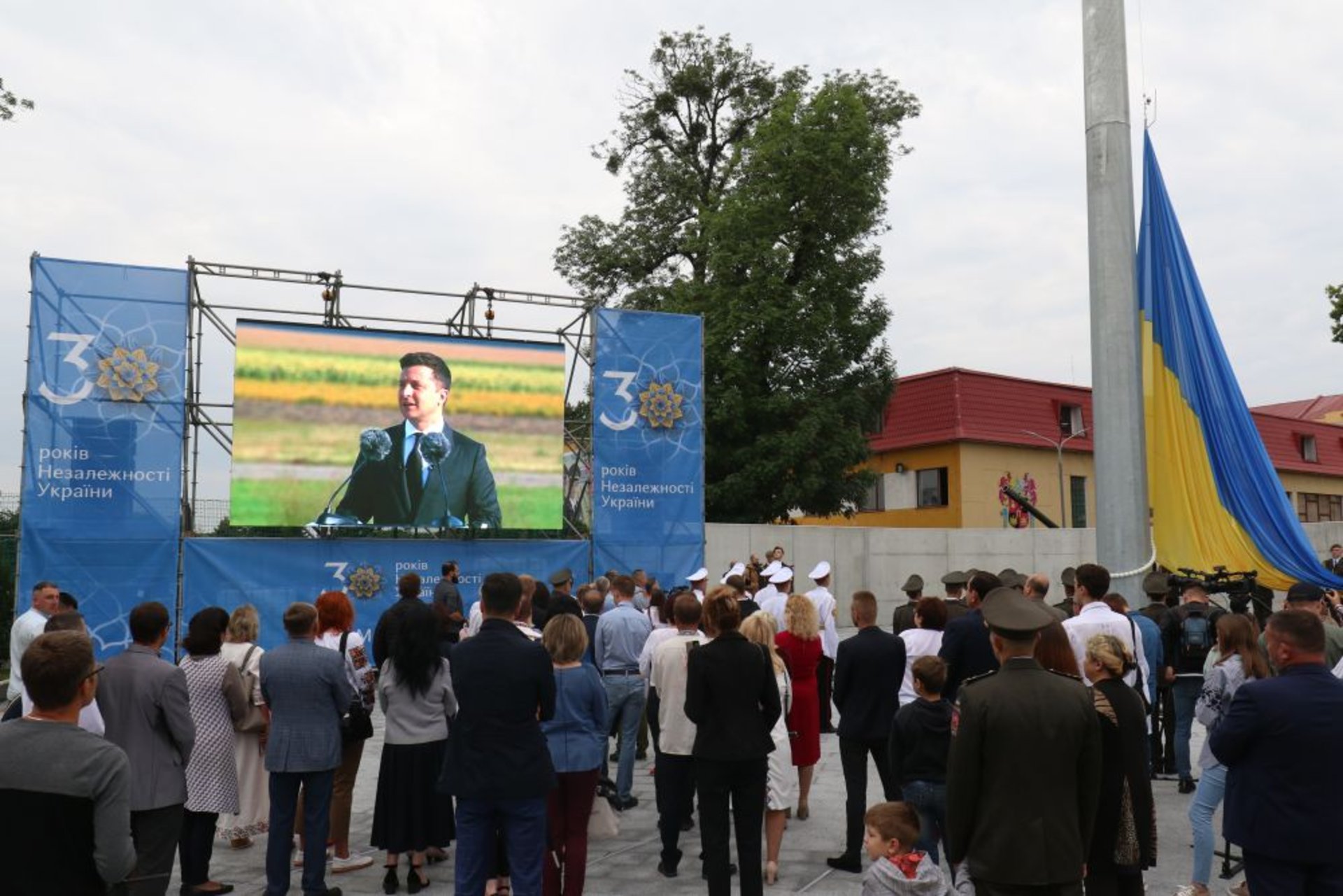У Львові на найбільшому флагштоку за 12 млн грн урочисто підняли прапор України, фото ЛМР