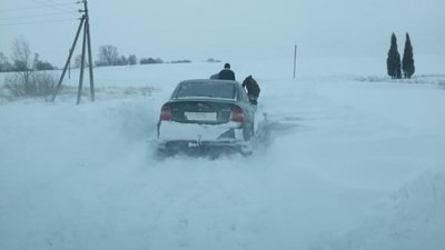 На Львівщині мешканці сіл досі перебувають у сніговому полоні (ФОТО)