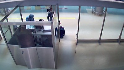 В аеропорті Львова затримали невідому жінку при спробі вивезти за кордон трьох малолітніх дітей (ВІДЕО)