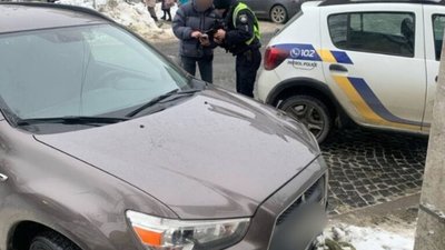 У Львові патрульна поліція покарала 55-річного водія за паркування на пішохідному переході