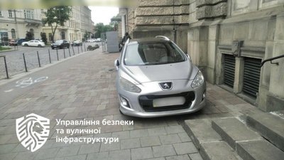 У центрі Львова порушують правила паркування