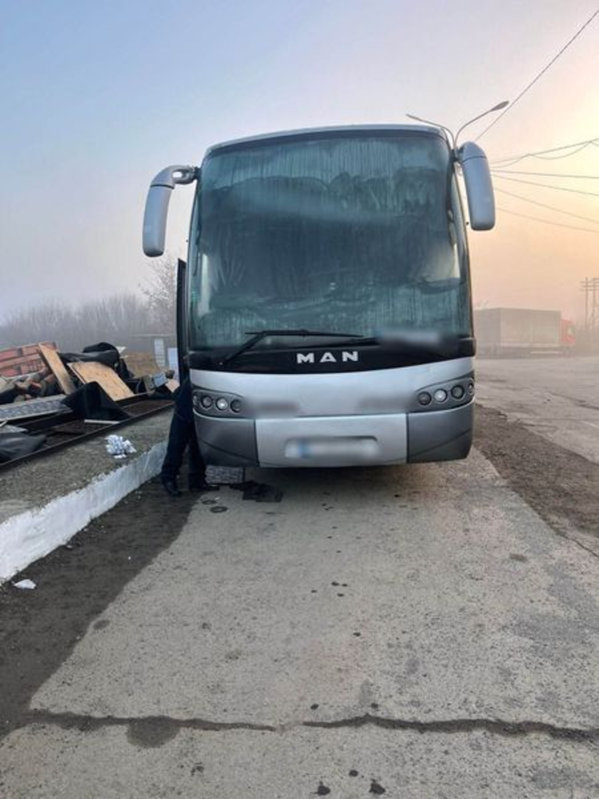 В Угорщину на термальні озера: прикордонники цілу ніч розбирали автобус через контрабанду сигарет