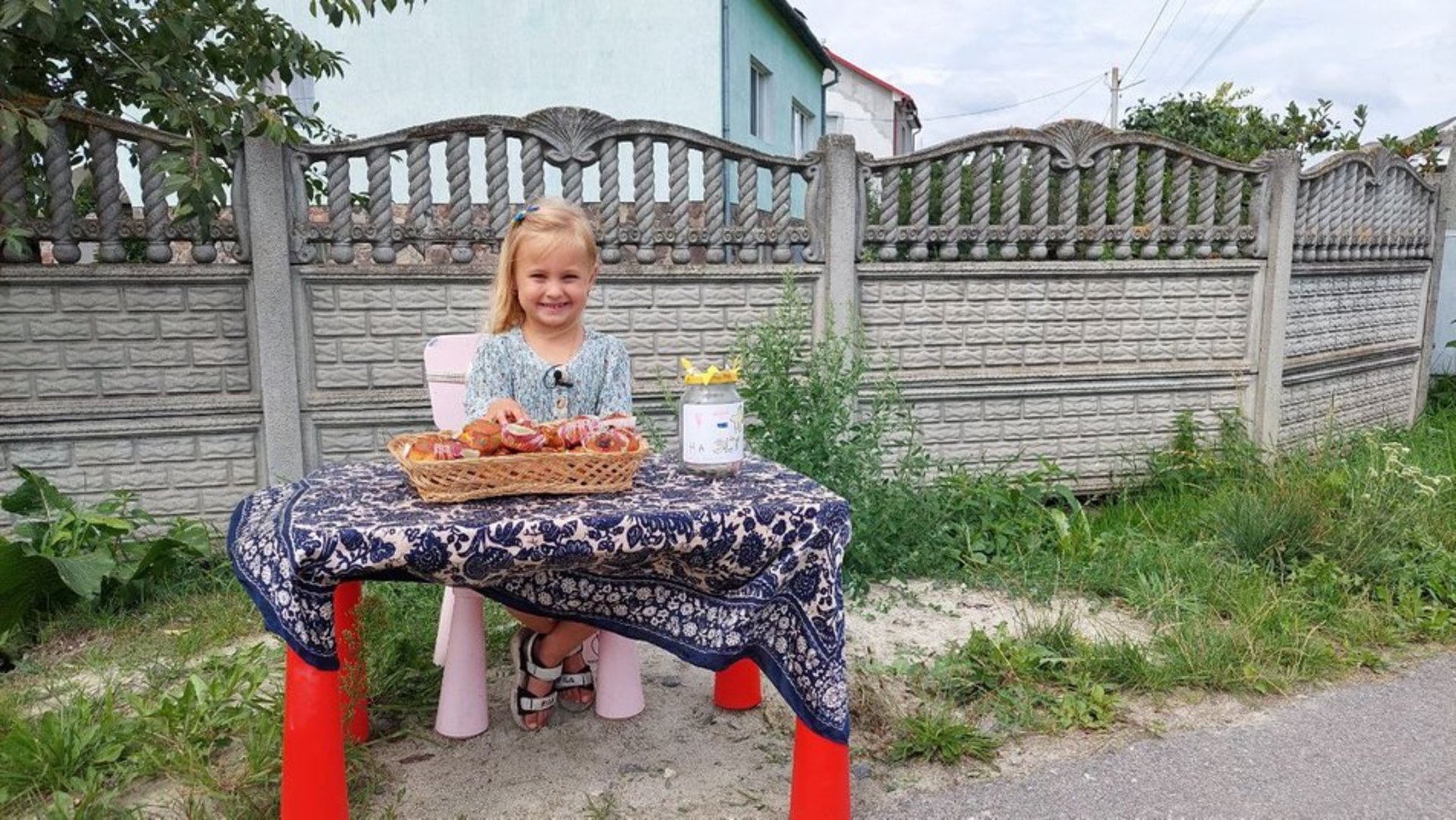 На Львівщині п’ятирічна дівчинка пече та продає кекси, аби підтримати ЗСУ