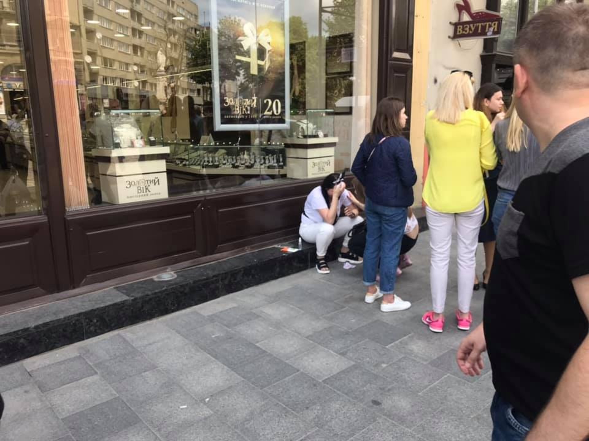 У центрі Львова камінь поранив жінці голову