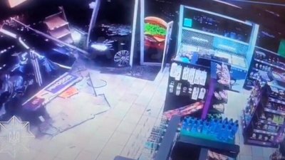 На Львівщині п'яний водій врізався в заправку (ВІДЕО)