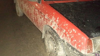 Біля Винник стоїть давно покинутий власником автомобіль (ФОТО)