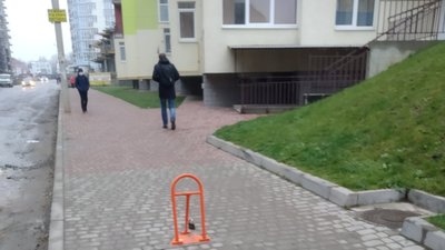 То є Львів: на неосвітлених тротуарах встановлюють паркувальні бар’єри (ФОТО)