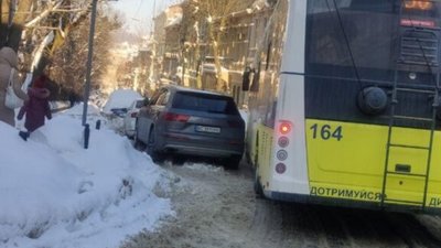 У Львові зупинився рух тролейбусів (ФОТО)