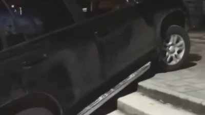 У Львові чоловік автомобілем заїхав на сходи (ВІДЕО)