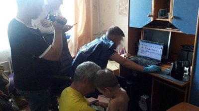 Жорстке порно з новонародженими власними дітьми: поліція затримала збоченця
