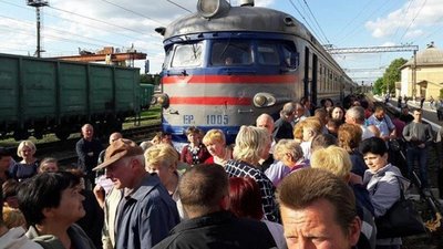 У Львові пасажири змусили працівників залізниці збільшити кількість вагонів у електричці