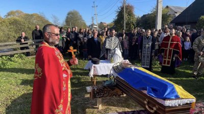 На Закарпатті ображений священник не дозволив занести труну з тілом загиблого героя до церкви
