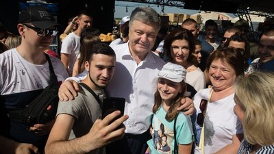 Як Порошенка зустріли в Галичині: обійми та селфі (ФОТО)