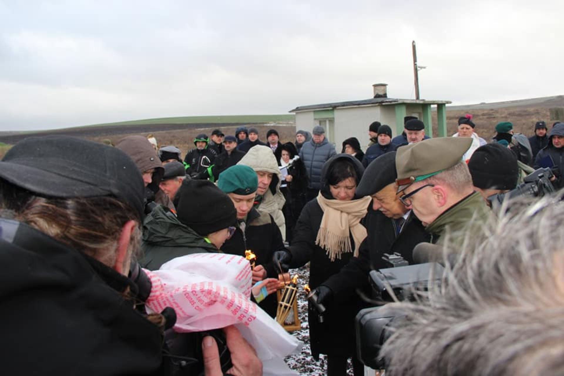 У Нижанковичах польські скаути передали українським пластунам Вифлеємський вогонь. Фото Михайло Гичка