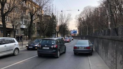 На проїжджій частині вулиці Львова, третю добу стоїть іномарка-«безхатченко» (ФОТО)