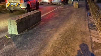 У Львові автомобіль влетів у бетонні блоки на мості (ФОТО)