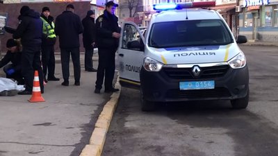 У центрі Золочева на вулиці помер чоловік (ВІДЕО)