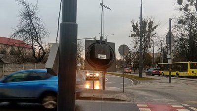 Побачив нову розмітку: у Львові на скандальному перехресті зламався світлофор (ФОТО)