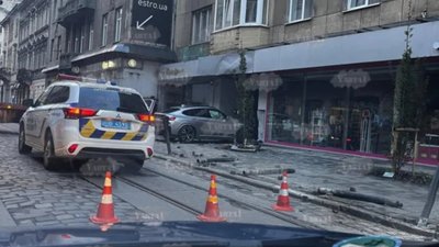 У центрі Львова автомобіль влетів у будинок (ФОТО)