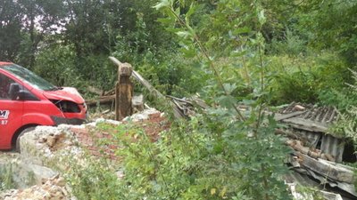 Біля Винник мікроавтобус розвалив цегляний будинок (ФОТО)