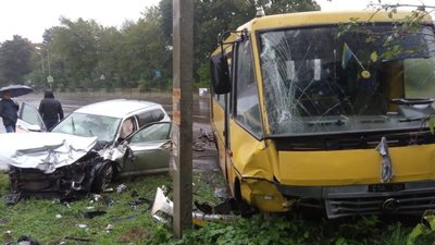 У Гряді маршрутка не розминулась із автомобілем (ФОТО)