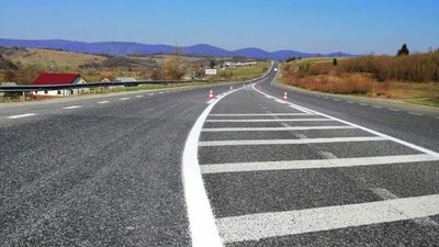 Водіям: у Стрийському і Сколівському районах проводяться дорожні роботи (ФОТО)