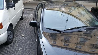 У центрі Львова на автомобіль впало каміння з будинку (ФОТО)
