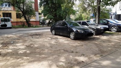 У спальному районі Львова просять вирішити проблему із паркуванням (ФОТО)