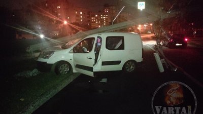 У Львові водій не розминувся із стовпом (ФОТО)
