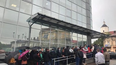 У Самборі люди годинами стоять у черзі, щоб оплатити робочі візи і виїхати за кордон (ФОТО)