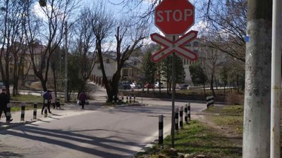 У Львові на закинутих залізничних переїздах досі стоять дорожні знаки (ФОТО)