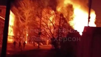 У Херсоні після жорсткого обстрілу горить будинок