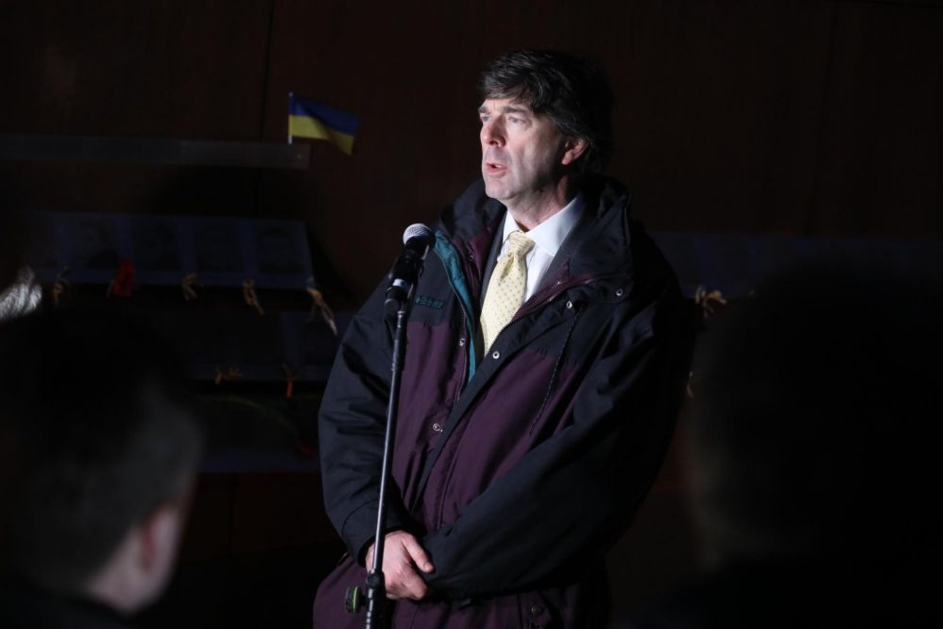 У Львові в пам'ять про Героїв Небесної Сотні в небо зринули десятки світлових променів, фото ЛМР