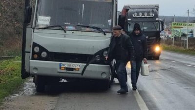 На Львівщині маршрутка загубила колесо (ФОТО)