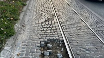 У Львові на популярній вулиці утворилась підступна яма
