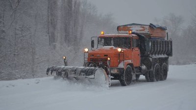 Впродовж ночі на шляхах Львівщини працювали 134 одиниці техніки