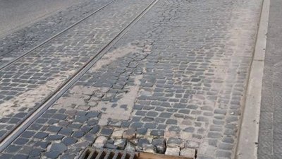 У Львові водіїв попередили про глибоку яму на дорозі