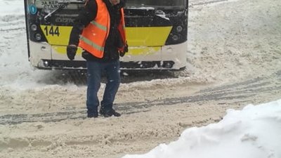У Львові через острівці безпеки тролейбуси не вписуються у повороти (ФОТО)