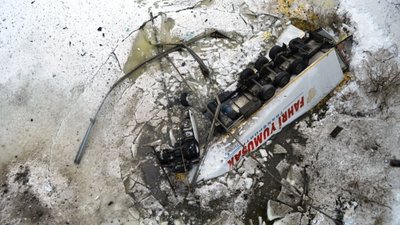 У Чернігівській область турецька вантажівка влетіла у річку (ФОТО)