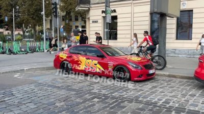 У центрі Львова помітили елітний автомобіль