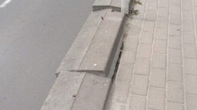 У Винниках розвалюється тротуар