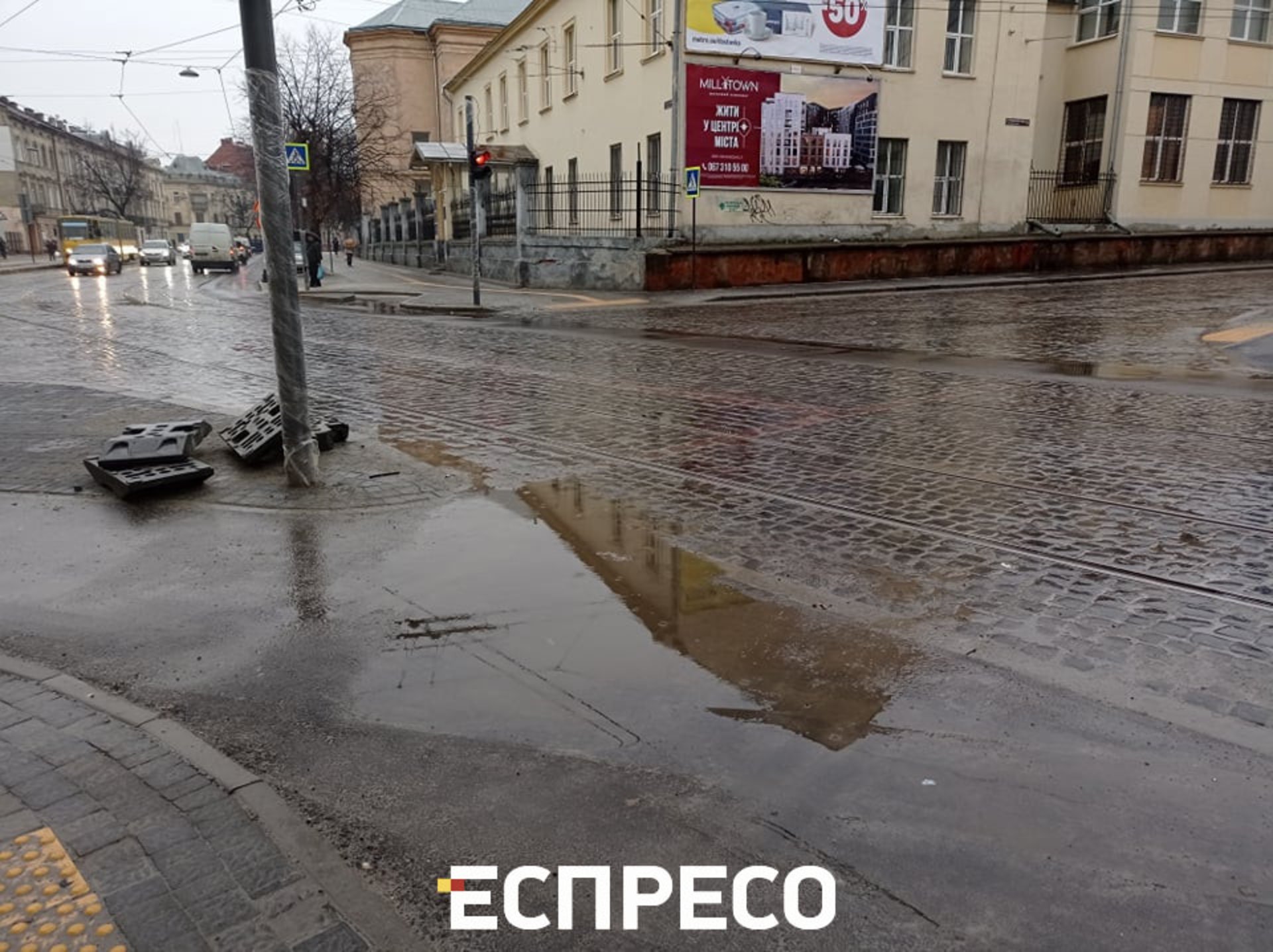 У Львові на вулиці Степана Бандери не зробили стоки води