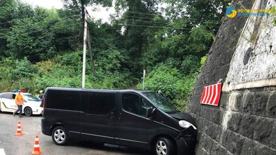 На Львівщині мікроавтобус влетів у тунель (ВІДЕО)