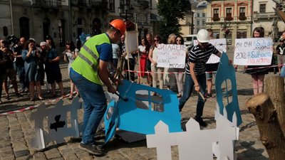 На площі Ринок активісти звели концтабір (ФОТОРЕПОРТАЖ, ВІДЕО)