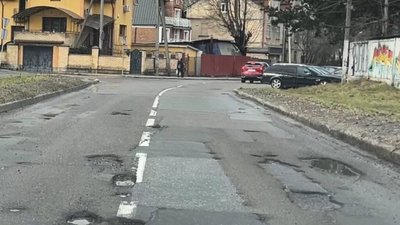 У Львові одна з вулиць вкрилась суцільними ямами (ФОТО)