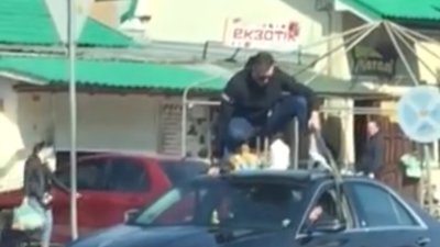 У Трускавці чоловік катається на даху автомобіля (ВІДЕО)