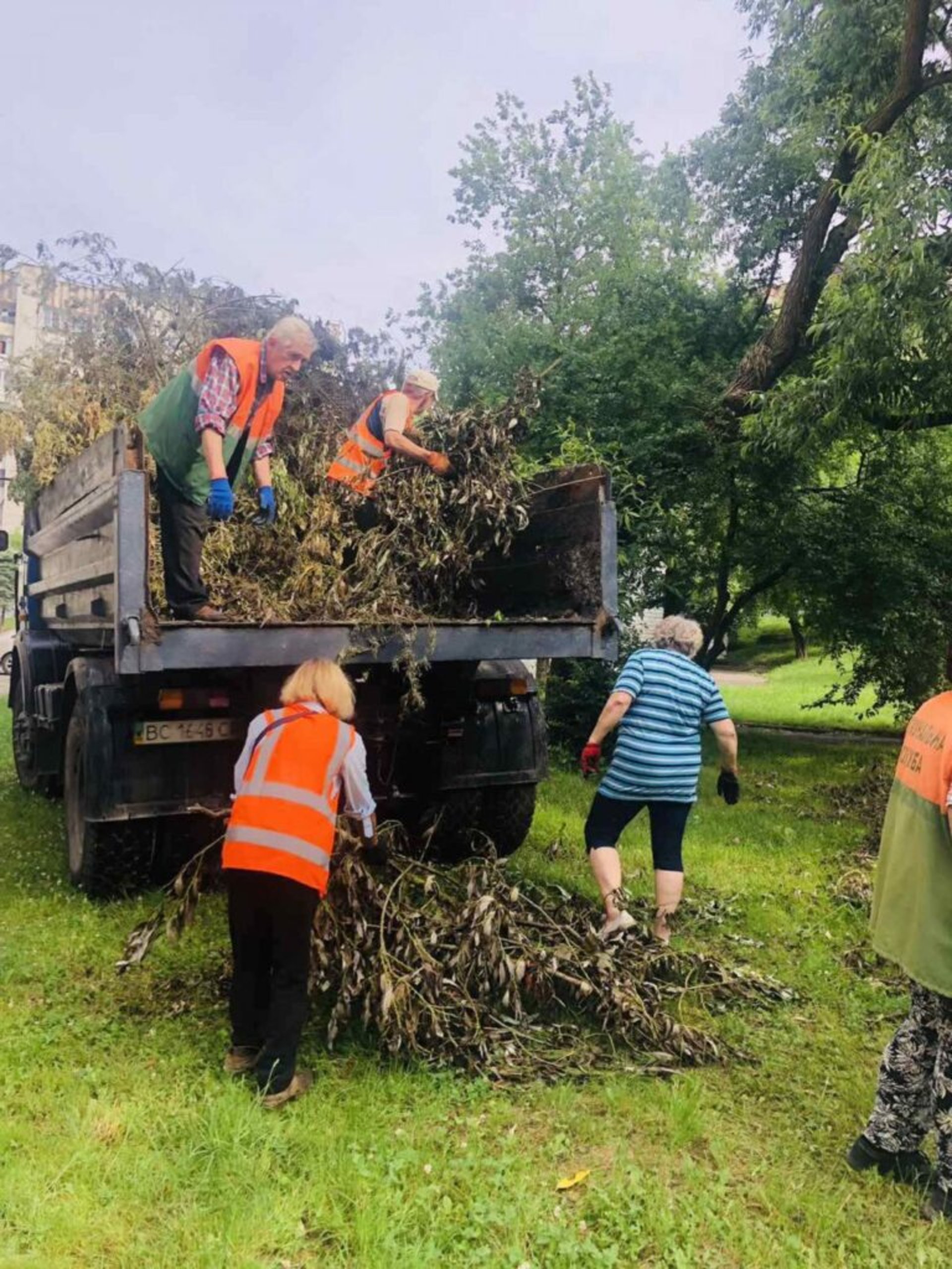 У Львові комунальники продовжують прибирати наслідки негоди, фото ЛМР