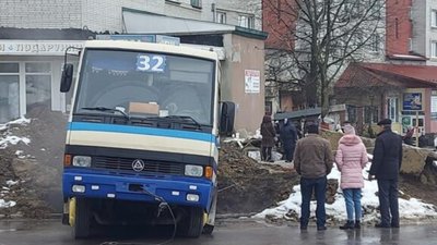 На Львівщині у яму провалився автобус (ФОТО)