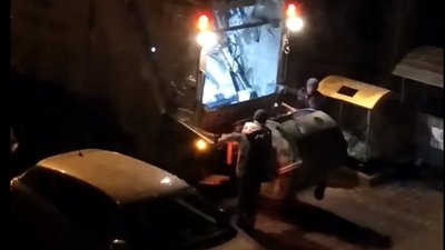 Як у Львові сміттєвози після опівночі забирають відходи (ВІДЕО)